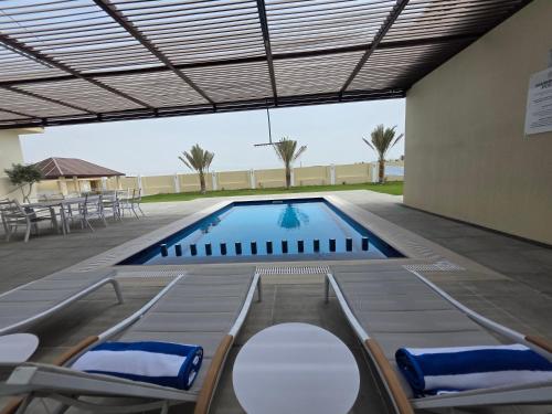 สระว่ายน้ำที่อยู่ใกล้ ๆ หรือใน Sada Villas