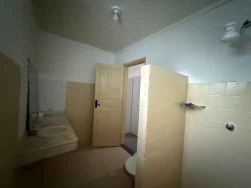 a bathroom with a toilet and a shower and a sink at Villa Bárbara residência in Aracaju