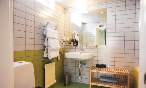 a bathroom with a sink and a mirror at Hotell Borgholm in Borgholm