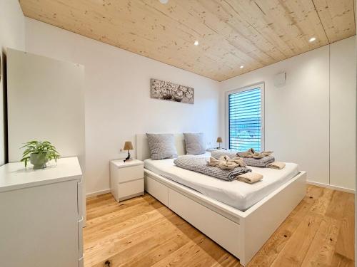 a bedroom with a large white bed in a room at Chalet du calme Gersthofen in Gersthofen