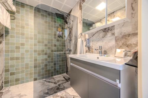 a bathroom with a sink and a shower at Ayçiçeği Comfort Otel in Edirne