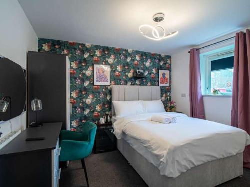 a bedroom with a bed and a desk and a chair at City Comfort Rooms - Sheffield in Sheffield