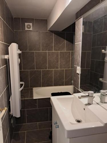 a bathroom with a sink and a bath tub at Clos des mimosas in Monflanquin