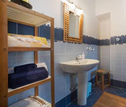 ein Badezimmer mit Waschbecken und einem Etagenbett in der Unterkunft B&B Alla Borgata in Boves