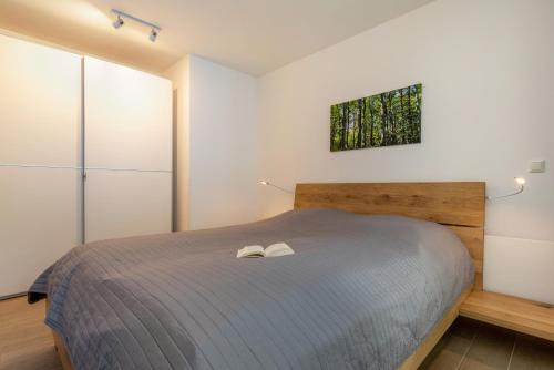 a bedroom with a bed and a painting on the wall at Villa Louisa - Wohnung 36 in Ostseebad Sellin
