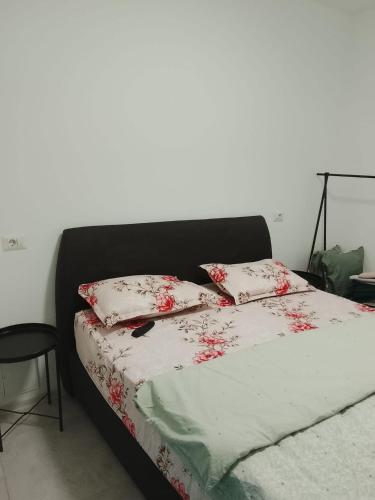 a bed with two pillows on top of it at Focsani Casa cris in Focşani