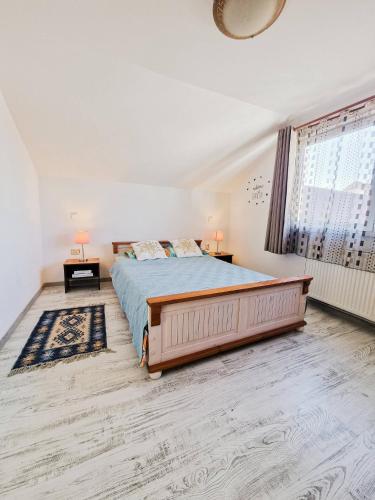 a bedroom with a bed and a large window at Perfekte Rast in Sibiu