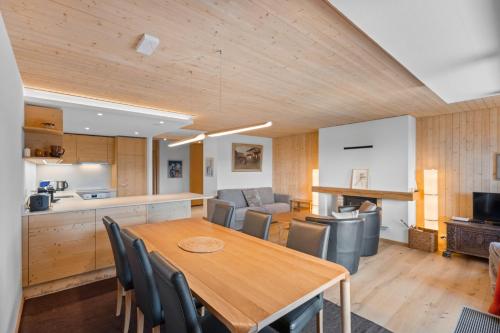 Mercure 202 sur la place du village a Anzere