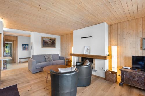 Mercure 202 sur la place du village a Anzere