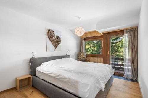 Mercure 202 sur la place du village a Anzere