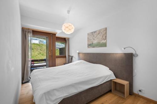 Mercure 202 sur la place du village a Anzere
