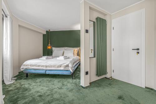 a bedroom with a bed and a green wall at Villa Octogon Câmpina in Câmpina