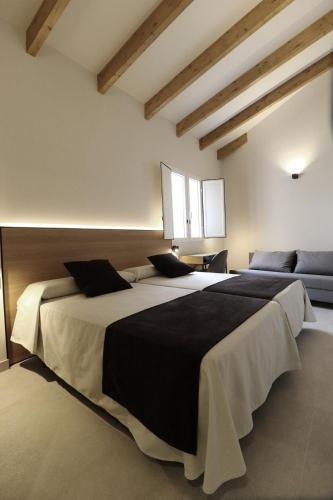 a bedroom with a large bed in a room at Niu Hostal in Casinos