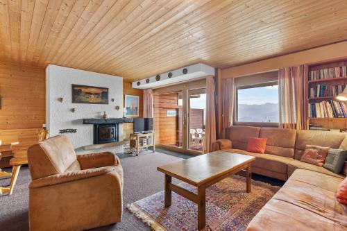 Gemeaux 205 sur la place du Village a Anzere avec vue sur les Alpes