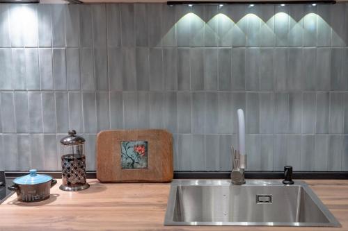 a kitchen counter with a sink and a cutting board at Avgarose in Itʼkhvisi