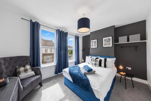 a bedroom with a bed and a couch at 3Bd Cosy Home-Wifi-Pool Table- Gilly Hideaway in Gillingham