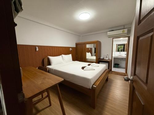 ein Schlafzimmer mit einem Bett und einem Tisch darin in der Unterkunft Utopia Resort in Lamai