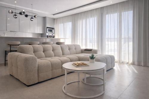 Sharksproperties Luxury 3BR Ocean View Apartment with Rooftop Pool 6 Guests