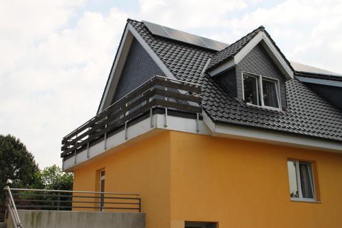 a house with a solarium on the roof at Hotel Neuses in Cuxhaven