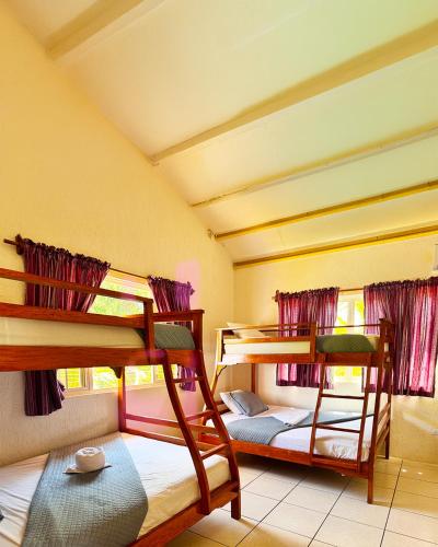 a bedroom with two bunk beds in a room at Venecia Yatch Club in San Luis La Herradura