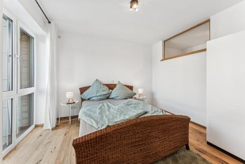 a bedroom with a bed and a window at BohnApartments Dümmer See Suites, Top Lage 350 m zum See, Balkon, WLAN, Parkplatz in Lembruch