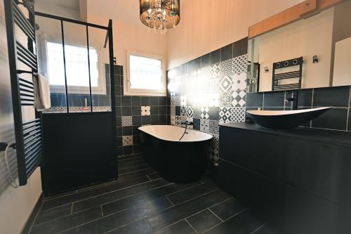 a large bathroom with two sinks and a tub at Maison Capucine in Hossegor