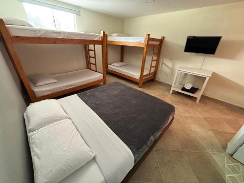 เตียงในห้องที่ Hostal El Hangar