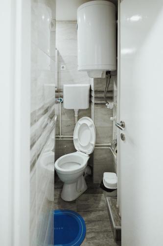 a bathroom with a white toilet in a room at LUX Apartman Jugi PARKING public free in Novi Pazar