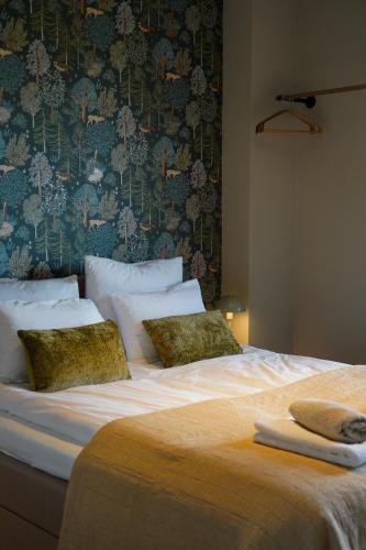 a large bed with two pillows on top of it at Landgoed Erve Triesthaar in De Lutte