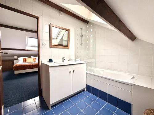 a bathroom with a sink and a bath tub at Le duplex - Cosy & Pratique in Gastins