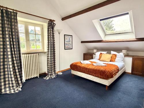 a bedroom with a bed and a window at Le duplex - Cosy & Pratique in Gastins