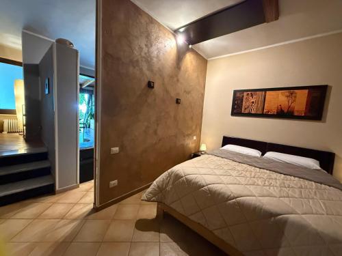 a bedroom with a large bed in a room at Casagiardino Sofía in Marina di Varcaturo