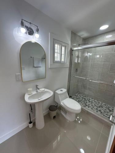 a bathroom with a toilet and a sink and a shower at Villa Rio Grande in Santa Catalina