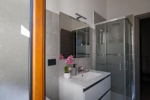 a bathroom with a sink and a shower at Casa Vacanze Aria 1 in Leggiuno