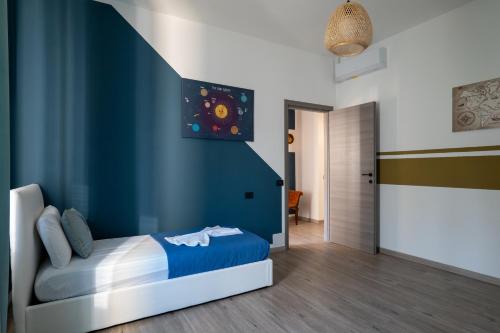 a bedroom with a blue wall and a bed at Casa Vacanze Aria 1 in Leggiuno