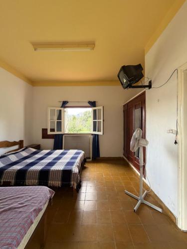 a bedroom with two beds and a window at Habitación con baño privado con cocina separada in Villa Cura Brochero