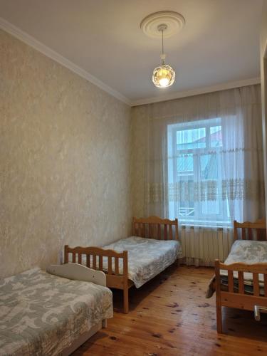 una stanza con due letti e una finestra di Riverside villa a Qusar