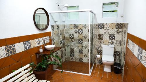a bathroom with a toilet and a mirror at Recanto da Tuca in Socorro