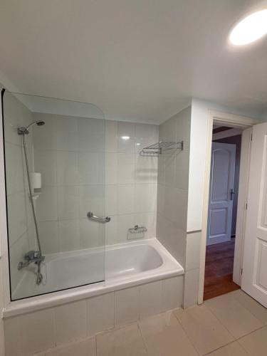 a bathroom with a bath tub with a glass shower at MC La Quinta in Santa Úrsula