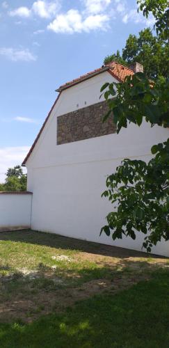 a white building with a red roof at Chalupa u dubu Horní Ostrovec in Písek