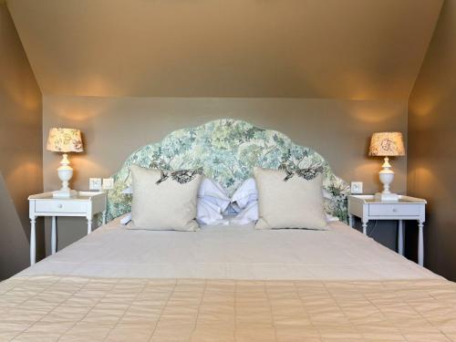 une chambre avec un grand lit et deux lampes dans l'établissement Hôtel Traiteur Les Ormes, The Originals Relais, à Barneville-Carteret