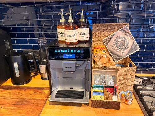 a coffee maker sitting on a counter in a kitchen at Cozy Cottage Coventry self check-in after 3pm, Pets Friendly in Longford
