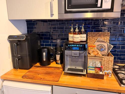a coffee maker on a counter in a kitchen at Cozy Cottage Coventry self check-in after 3pm, Pets Friendly in Longford