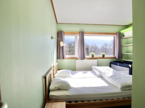a bed in a room with a window at Well Coom in Goé