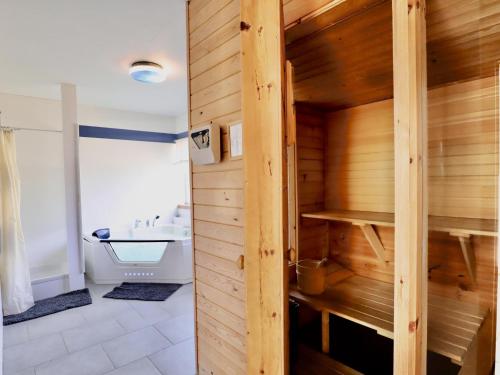 a bathroom with a toilet and a sink at Well Coom in Goé