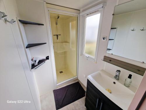 a bathroom with a sink and a shower at Valras Jasmin 68 in Sérignan