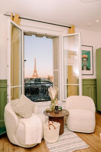 2P Studio - Eiffel Tower View - Romantic Suite-A-C