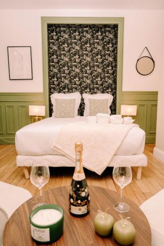 2P Studio - Eiffel Tower View - Romantic Suite-A-C