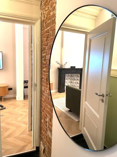 a mirror reflection of a living room with a fireplace at Bij de Kerk in Doesburg