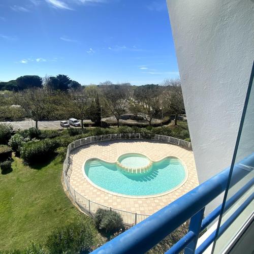 Joli T2 tout confort, piscine, superbe terrasse à 300m de la plage
